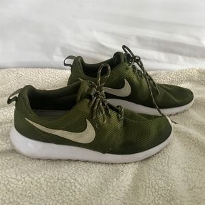 nike roshe one army green